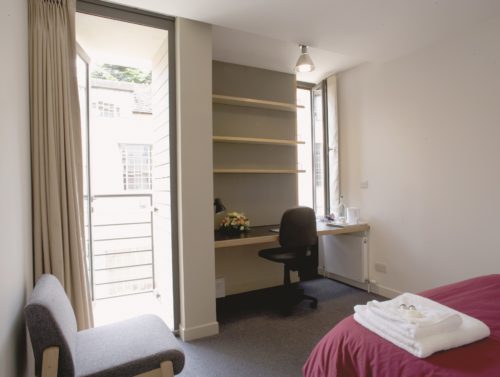 T3J1743-RDB-bedroomAndyLove-1-500×377