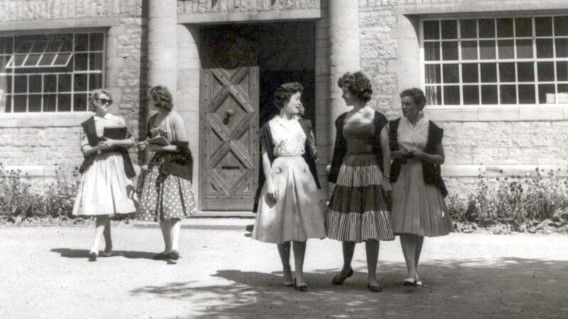 ANN-P-2-2-10-1950s students outside Hartland House-landscape